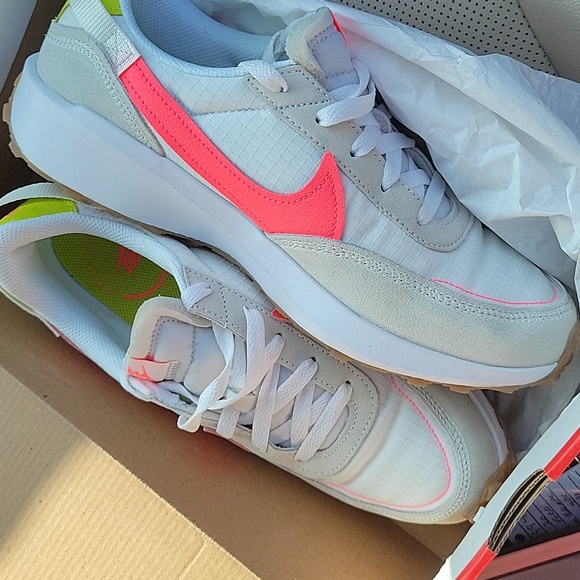 NIKE WOMENS WAFFLE DEBUT SNEAKER - Picture 4 of 5